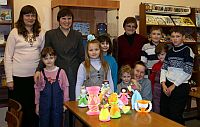 Виктория Серова с учениками школы оригами