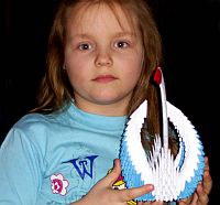 Катя Богатырева (6 лет) со сложенным ею лебедем