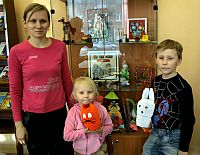 Котины - Алена Юрьевна, Женя (8 лет) и Эвелина (5 лет)